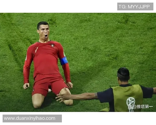 球迷疯狂冲入赛场夺C罗球衣引发热议的奇葩瞬间